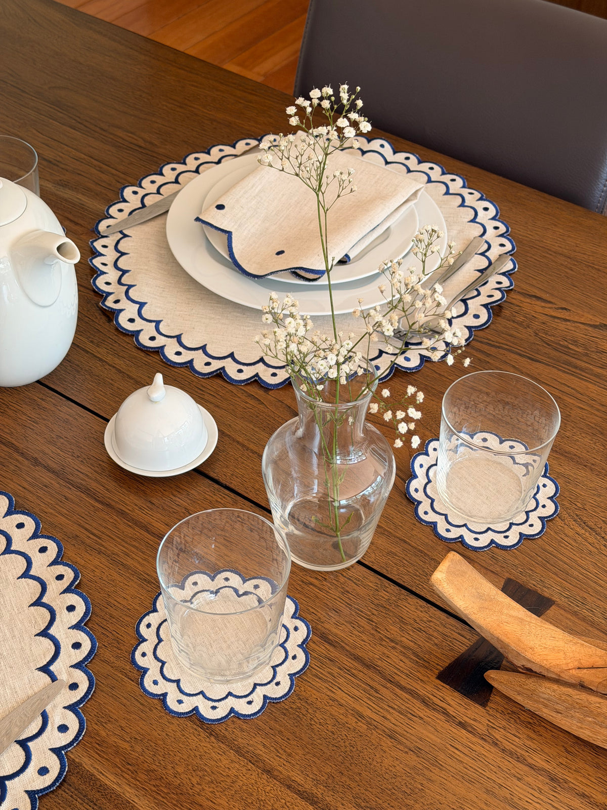 Set de 4 individuales y 4 portavasos Mariel Natural/Azul Marino y 4 servilletas María
