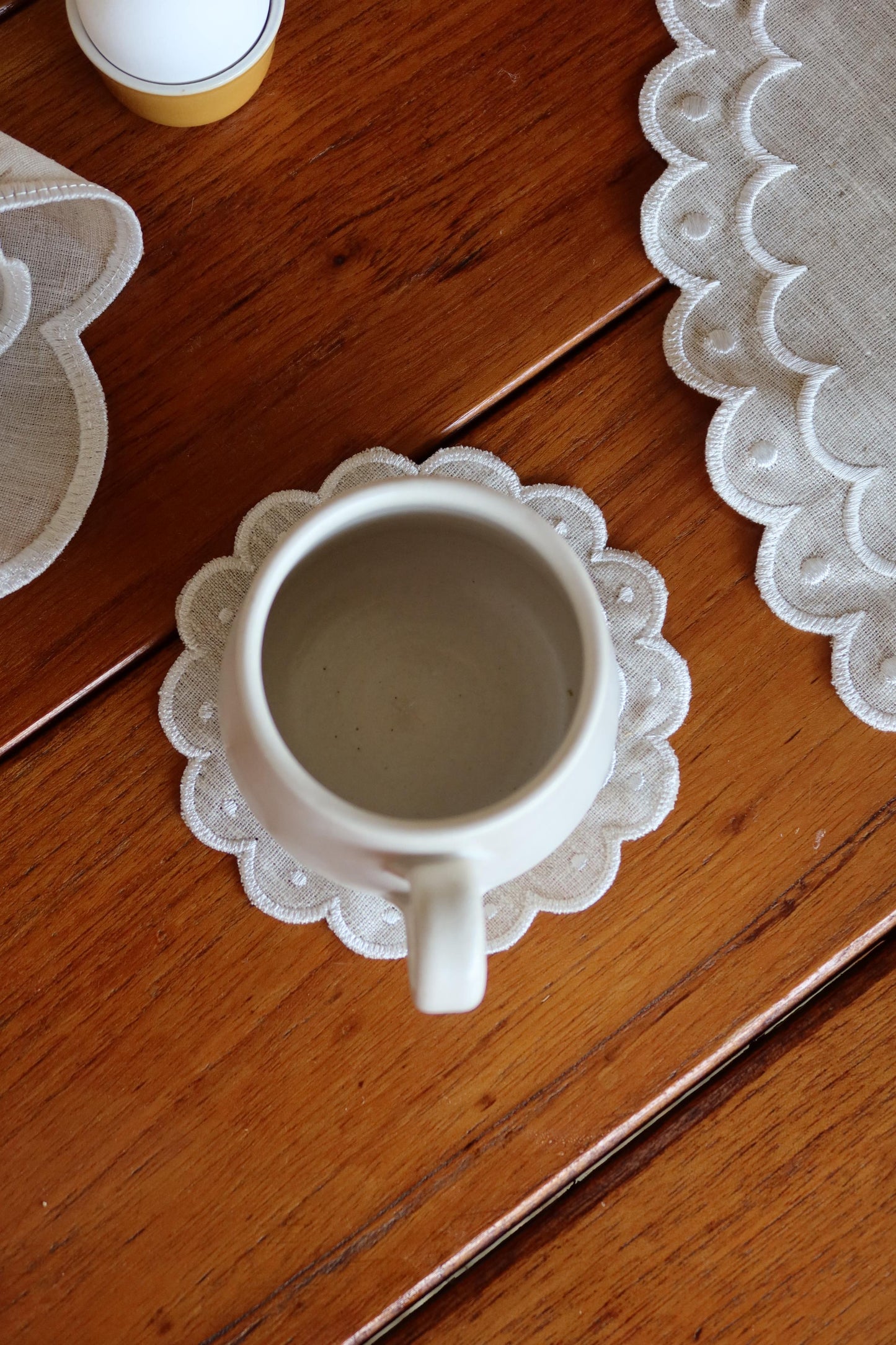 Set de 4 individuales y 4 portavasos Mariel Natural/Hueso