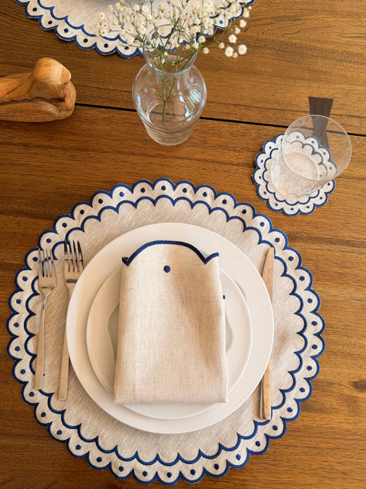 Set de 4 individuales y 4 portavasos Mariel Natural/Azul Marino y 4 servilletas María